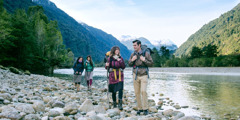 In Cile proclamatori raggiungono abitazioni isolate camminando lungo un fiume che attraversa le foreste e le montagne innevate della cordigliera delle Ande