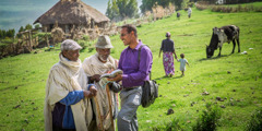 In un villaggio in Etiopia un fratello parla del messaggio del Regno con due persone del posto