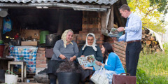 رومانیہ میں ایک بزرگ اور اُس کی بیوی دو عورتوں سے بات کر رہے ہیں جو بھیڑوں کا اُون صاف کر رہی ہیں۔‏