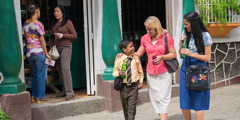Ibu lan anak-anaké lagi istirahat karo ngombé pas lagi nginjil ing Venezuela