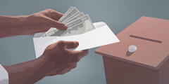 Een man doet geld in een envelop om het in een bijdragenbus te doen.