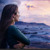 En kvinna tittar hoppfullt mot horisonten.