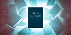 A Bíblia Sagrada rodeada de vários livros de pesquisa.