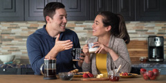 Muž i žena uživaju u razgovoru dok doručkuju