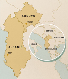 ’n Kaart van Kosovo (die kolletjie wys waar Prizren is) en Albanië (die kolletjie wys waar Fier is). ’n Kaart wys naburige lande, insluitende Italië, Serwië, Bulgarye en Griekeland.