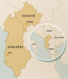 Hartë e Kosovës (pika tregon Prizrenin) dhe Shqipëria (pika tregon Fierin). Fotoja e vogël tregon vendet fqinje, ku përfshihen Italia, Serbia, Bullgaria dhe Greqia.