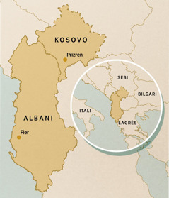 Yon kat peyi Kosovo (pwen an montre Prizren) ak Albani (pwen an montre Fier). Yon ti foto ki montre peyi ki toupre yo tankou Itali, Sèbi, Bilgari ak Lagrès.