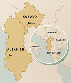 Kort over Kosovo (prikken markerer byen Prizren) og Albanien (prikken markerer byen Fier). På det indsatte kort ses nabolandene Italien, Serbien, Bulgarien og Grækenland.