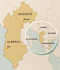 Egy térkép Koszovóról (a pont Prizrent jelöli) és Albániáról (a pont Fiert jelöli). A kisebb térképen szomszédos országok láthatók, például Olaszország, Szerbia, Bulgária és Görögország.