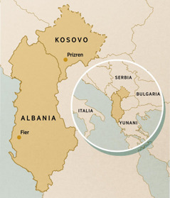 Peta Kosovo (titik menunjukkan Prizren) dan Albania (titik menunjukkan Fier). Gambar dalam lingkaran menunjukkan negara-negara sekitarnya, termasuk Italia, Serbia, Bulgaria, dan Yunani.