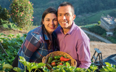 Carmen et Edgar sont fiers de montrer les poivrons qu’ils ont fait pousser dans leur jardin.