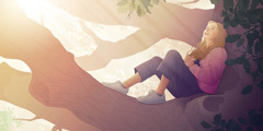 En tonårstjej sitter i en ek och tittar upp mot himlen.