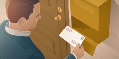 Ένας άντρας δίπλα στο γραμματοκιβώτιό του κρατάει μια χειρόγραφη επιστολή που έλαβε.