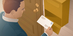 Ein Mann steht vor seinem Briefkasten und hält einen Brief in der Hand, der in seiner Post war.