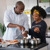 Muž i žena uživaju u zajedničkom kuhanju