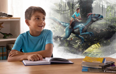 Een jongen leest een boek en stelt zich voor dat hij op een dinosaurus rijdt.