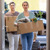 Um homem e uma mulher carregam caixas com os seus pertences para a casa em que vão viver.