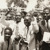 En grupp bröder håller upp ett läshäfte på chinyanja vid en kretssammankomst i Chingola i Zambia 1954.
