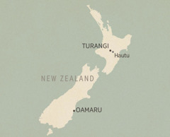 Mapa sa New Zealand. Apil sa mga lugar nga gi-highlight (gikan sa amihanan hangtod sa habagatan) ang Turangi, Hautu (prisohan), ug Oamaru.