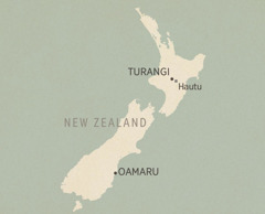 Kort over New Zealand med fremhævede steder (fra nord til syd), deriblandt Turangi, Hautu (en interneringslejr) og Oamaru.