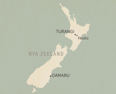 En karta över Nya Zeeland. De markerade platserna är (från norr till söder) Turangi, Hautu (ett fångläger) och Oamaru.