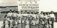 Testemunhas de Jeová em frente do seu local de reuniões em 1952, segurando a revista “A Sentinela” em espanhol. Na fachada, está escrito em espanhol: “Salão de Estudos Culturais.”