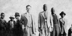 Milton Bartlett ja mustia veljiä kenttätyössä mustien asuinalueella apartheidin aikana.