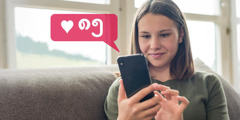 ဆယ်ကျော်သက် မိန်းကလေး ဖုန်းကို ကြည့်ရင်း ပြုံးနေ။ လူမှုမီဒီယာမှာ လိုက်ခ် ၈၅ ခု ရထား။