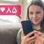دختری نوجوان با لبخند به موبایلش نگاه می‌کند.‏ او ۸۵ لایک در شبکهٔ اجتماعی گرفته است.‏
