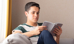 同じ10代の男の子が聖書を読んでいる。