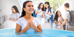 Eine junge Schwester lächelt nach ihrer Taufe. Bilderfolge: Der Weg, den sie nach ihrer Taufe beibehält. 1. Sie liegt im Krankenhaus und betet. 2. Sie gibt einer Mitschülerin eine Kontaktkarte. 3. Sie weist die Annäherungs­versuche eines Jungen in der Schule zurück.