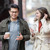 Un hombre y una mujer jóvenes tienen una conversación animada mientras caminan por la calle de una ciudad.