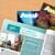 Beberapa edisi majalah ”Sedarlah!” tergeletak di atas meja. Salah satu dari majalah itu terbuka dan menunjukkan artikel ”Kaum Muda Bertanya—Apakah Aku Kecanduan Media Elektronik?”