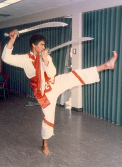 Ъруин държи два меча, докато тренира бойни изкуства.