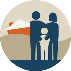 Een echtpaar en een kind kijken arm in arm naar hun huis dat deels onder water staat.