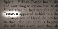 섀드웰의 번역판의 한 페이지. 마태복음 1:20에 나오는 하느님의 이름 “여호와”가 밝게 표시되어 있다.