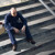 Ένας απελπισμένος άντρας κάθεται στα σκαλιά έξω από τον χώρο εργασίας του.