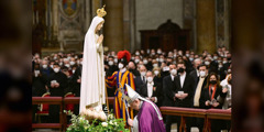 Papa Francesco inchinato davanti alla statua di Maria.
