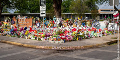 Bunga-bunga diletakkan di hadapan sekolah di mana kejadian tembakan rambang berlaku.