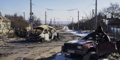 یک جادهٔ متروکه در روستایی جنگ‌زده در اوکراین پر از خودروهای است که در اثر بمباران صدمه دیده‌اند.‏