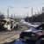 Carcasse di veicoli colpiti dalle bombe su una strada deserta in un villaggio ucraino distrutto.
