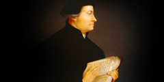 Huldrych Zwingli segurando uma Bíblia aberta.