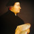 Ulrich Zwingli hält eine aufgeschlagene Bibel in der Hand.