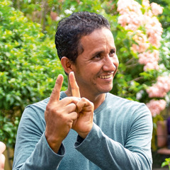 Mario Antúnez comunicând în limbajul semnelor