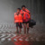 Eine Frau und ein Kind stehen auf einer überfluteten Straße.