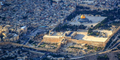 Вид с высоты птичьего полёта на Иерусалим, Храмовую гору и «Купол скалы».