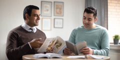Seorang Saksi Yehuwa sedang memandu pelajaran Alkitab dengan seorang pria. Saudara itu menggunakan brosur ”Hidup Bahagia Selamanya!”
