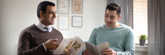 Jehovin svedok proučava Sveto pismo sa jednim čovekom pomoću brošure „Budi srećan zauvek!“