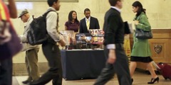 Testimonis de Jehovà oferint publicacions bíbliques a Manhattan