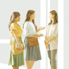 Две женщины, Свидетели Иеговы, беседуют с третьей женщиной у двери её дома.
